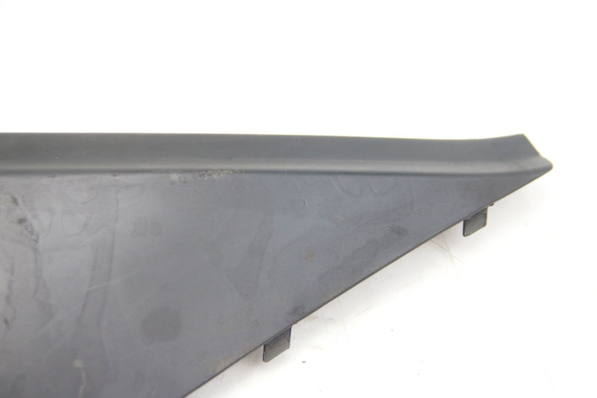 photo de LEFT UNDERSEAT COVER APRILIA ATLANTIC 500 (2002 - 2003) - Zoom on usage condition