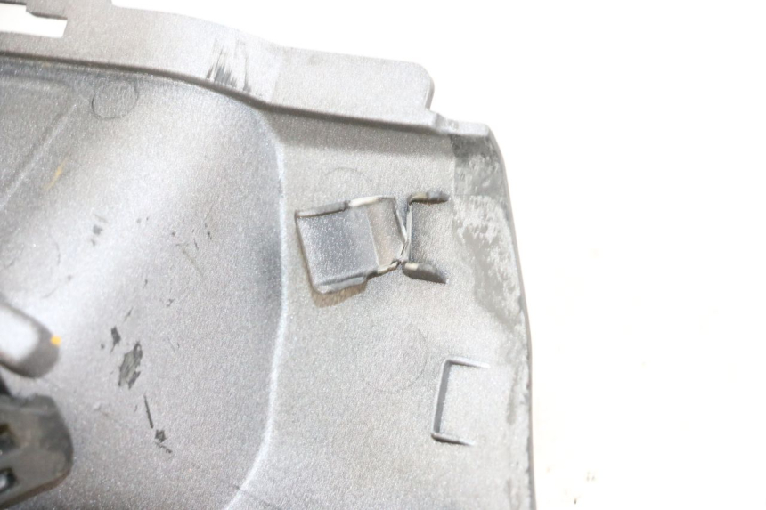 photo de LEFT UNDERSEAT PANEL SUZUKI BURGMAN 650 (2013 - 2020) - Zoom on usage condition