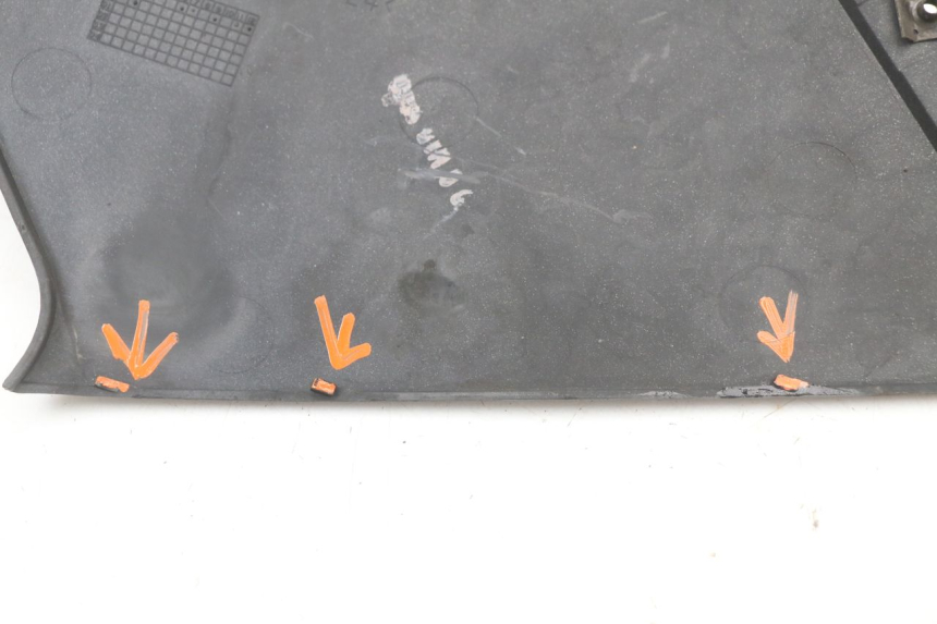 photo de LEFT UNDERSEAT COVER BMW C1 125 (2000 - 2003) - Technical close-up