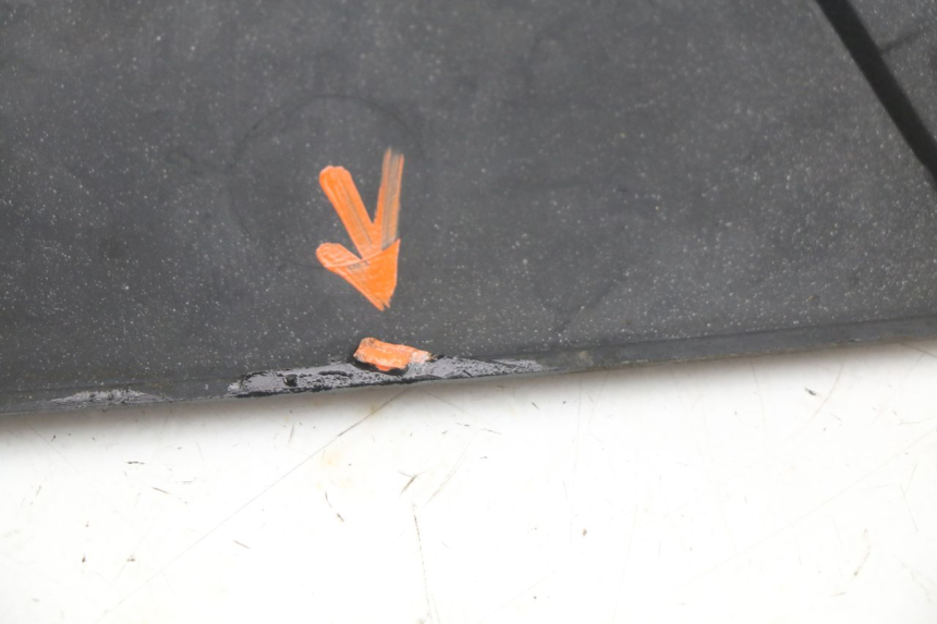 photo de LEFT UNDERSEAT COVER BMW C1 125 (2000 - 2003) - Fixing points details