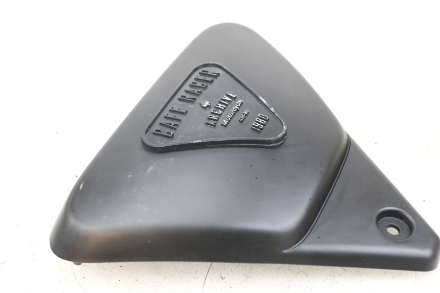 photo de LEFT UNDERSEAT PANEL ARCHIVE CAFE RACER 4T 50 (2019 - 2024) - Zoom on usage condition