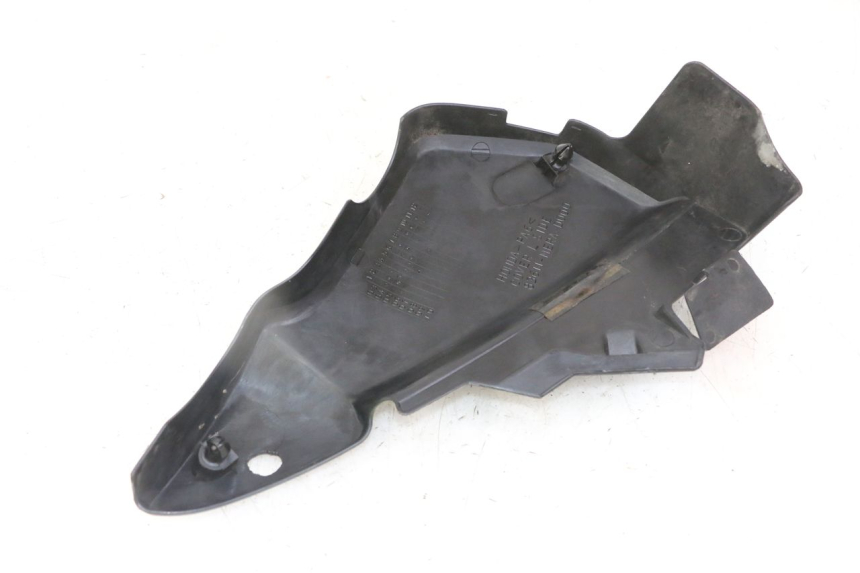 photo de LEFT UNDERSEAT COVER HONDA CBF 500 (2004 - 2007) - Zoom on usage condition