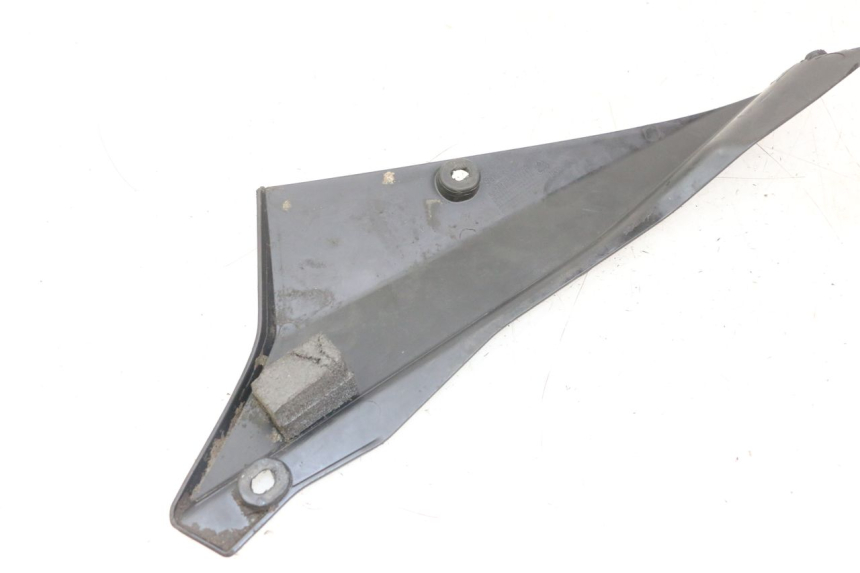 photo de LEFT UNDERSEAT PANEL DERBI SENDA SM DRD X-TREME 50 (2011 - 2017) - Technical close-up