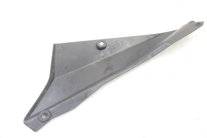 photo de LEFT UNDERSEAT PANEL DERBI SENDA SM DRD X-TREME 50 (2011 - 2017) - Alternative perspective