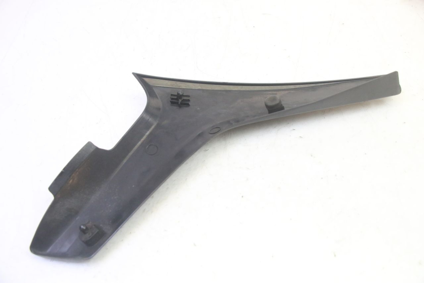 photo de LEFT UNDERSEAT PANEL SUZUKI DL V STROM 1000 (2002 - 2007) - Technical close-up