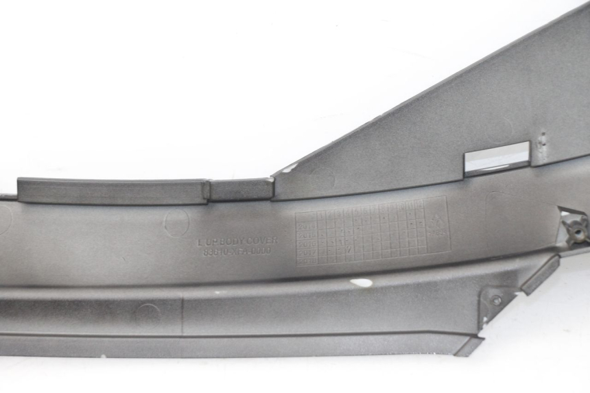 photo de LEFT UNDERSEAT COVER SYM FIDDLE 3 III 125 (2014 - 2020) - Zoom on usage condition