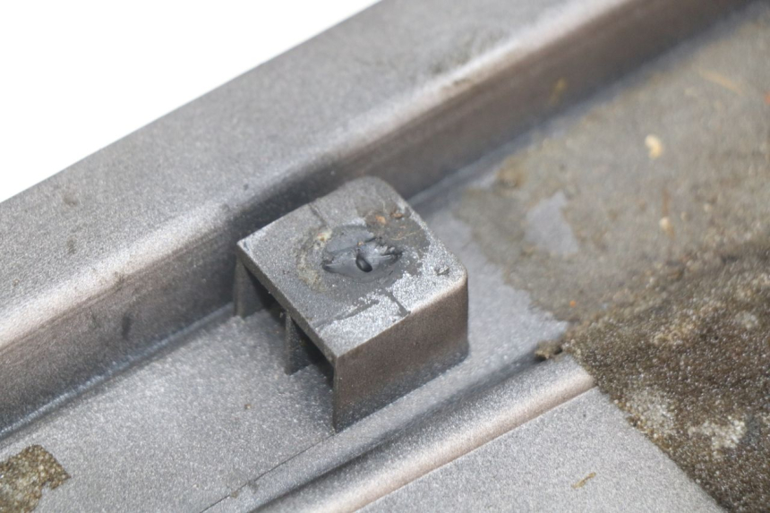 photo de LEFT UNDERSEAT COVER YAMAHA FJ 3CX 1200 (1986 - 1996) - Fixing points details