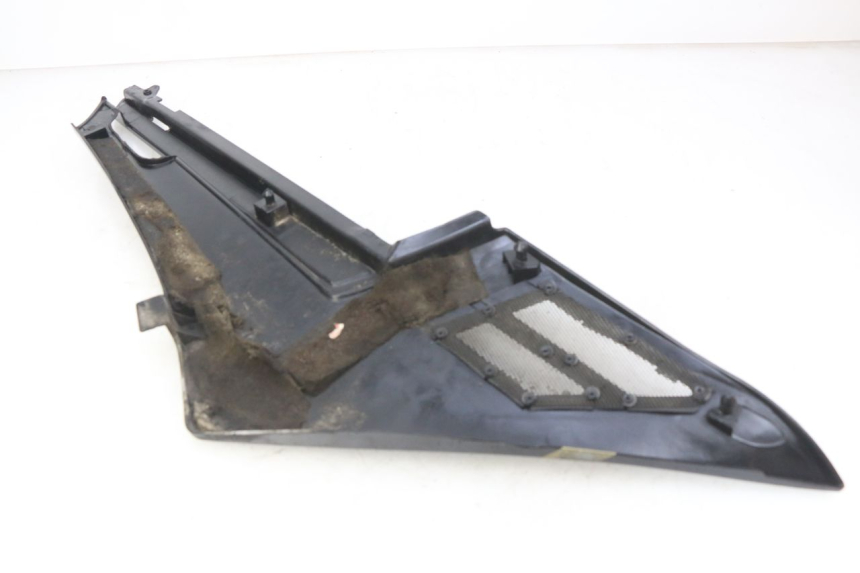 photo de LEFT UNDERSEAT COVER YAMAHA FJ 3CX 1200 (1986 - 1996) - Alternative perspective