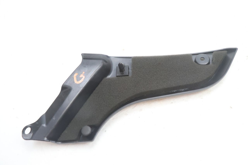 photo de LEFT UNDERSEAT PANEL YAMAHA FJR 1300 (2001 - 2005) - Alternative perspective