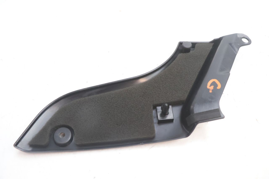photo de LEFT UNDERSEAT PANEL YAMAHA FJR 1300 (2001 - 2005) - Technical close-up