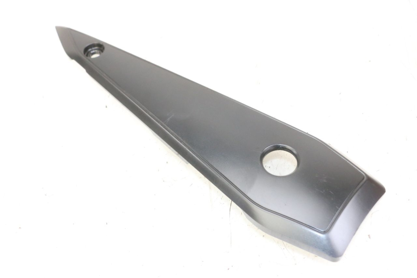 photo de LEFT UNDERSEAT PANEL YAMAHA FZ1 FAZER 1000 (2007 - 2009) - Alternative perspective