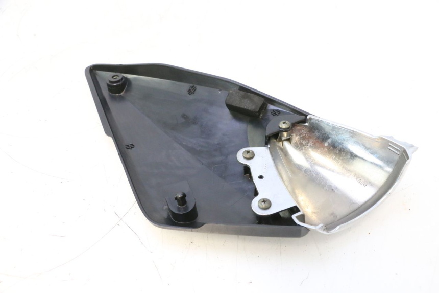photo de LEFT UNDERSEAT PANEL SUZUKI GSF N BANDIT 1200 (2001 - 2005) - Technical close-up