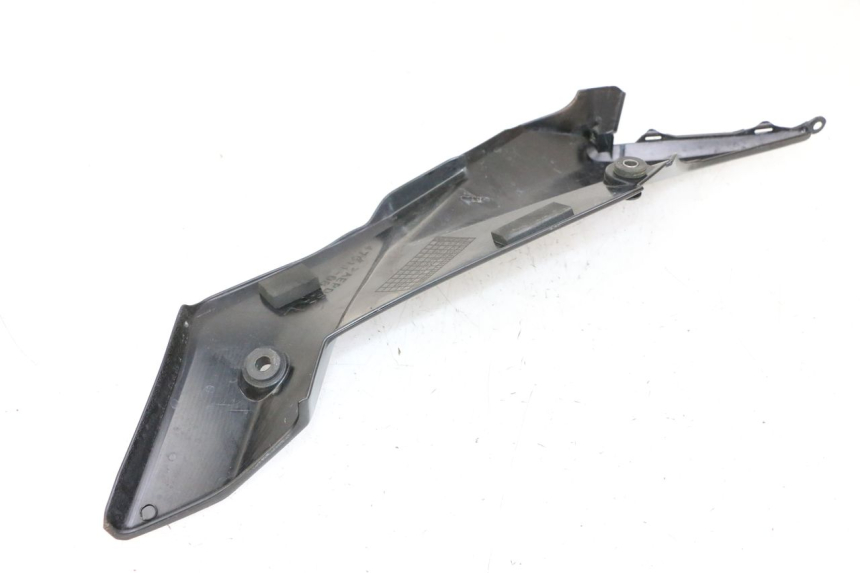 photo de LEFT UNDERSEAT PANEL SUZUKI GSR 750 (2011 - 2017) - Zoom on usage condition