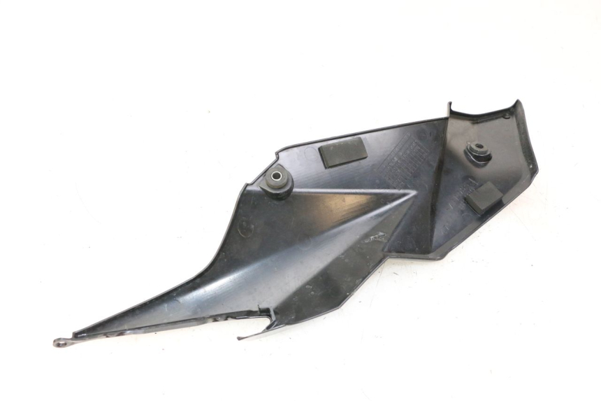 photo de LEFT UNDERSEAT PANEL SUZUKI GSR 750 (2011 - 2017) - Technical close-up