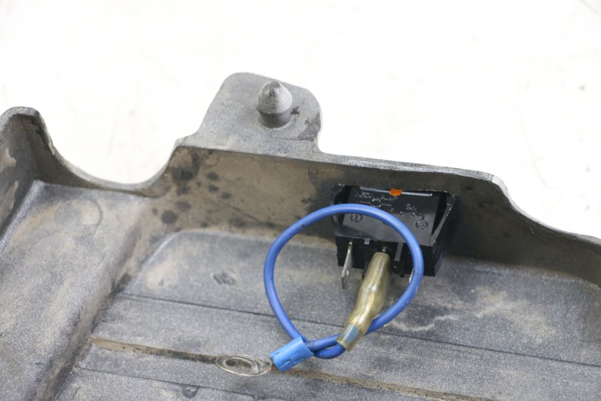 photo de LEFT UNDERSEAT PANEL SUZUKI GSX E 250 (1982 - 1983) - Zoom on usage condition