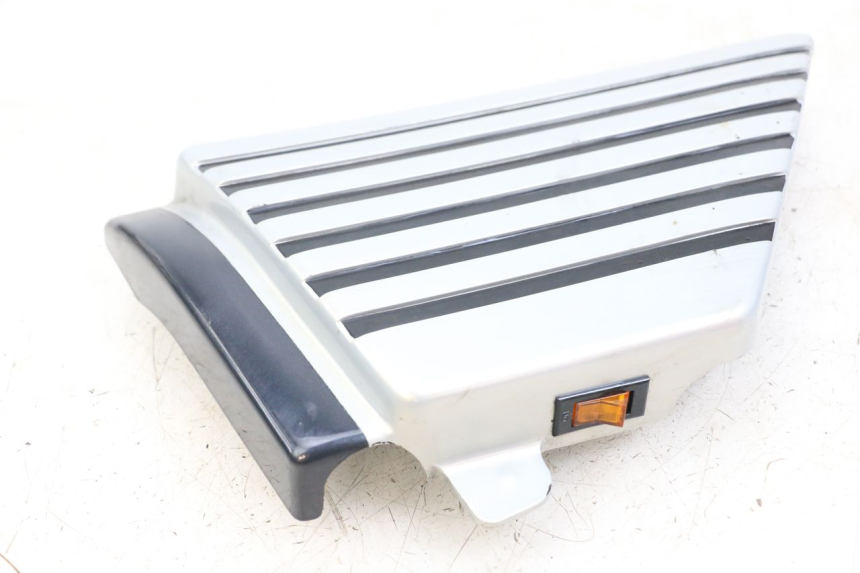 photo de LEFT UNDERSEAT PANEL SUZUKI GSX E 250 (1982 - 1983) - Fixing points details