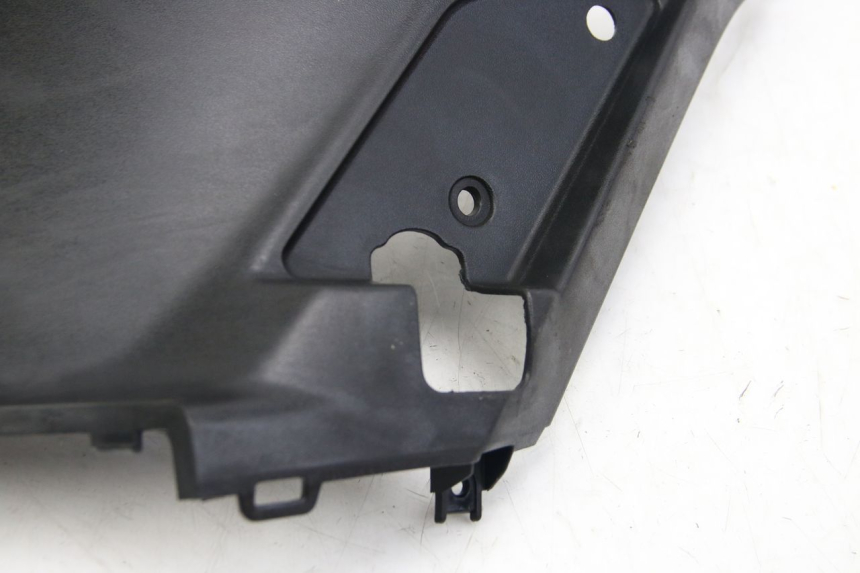 photo de LEFT UNDERSEAT COVER PEUGEOT KISBEE 2T 50 (2018 - 2022) - Zoom on usage condition