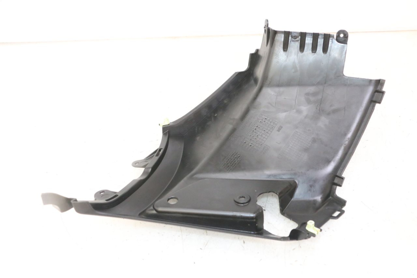 photo de LEFT UNDERSEAT COVER PEUGEOT KISBEE 2T 50 (2018 - 2022) - Zoom on usage condition