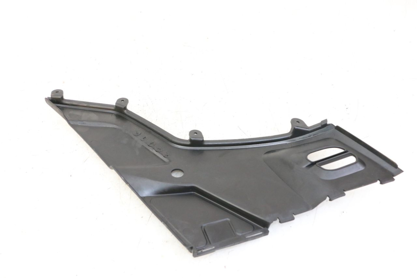 photo de LEFT UNDERSEAT PANEL KYMCO PEOPLE S 125 (2000 - 2008) - Zoom on usage condition