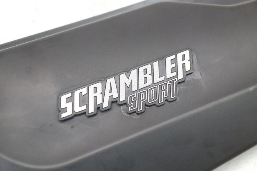 photo de LEFT UNDERSEAT PANEL MASAI SCRAMBLER SPORT 125 (2021 - 2025) - Zoom on usage condition