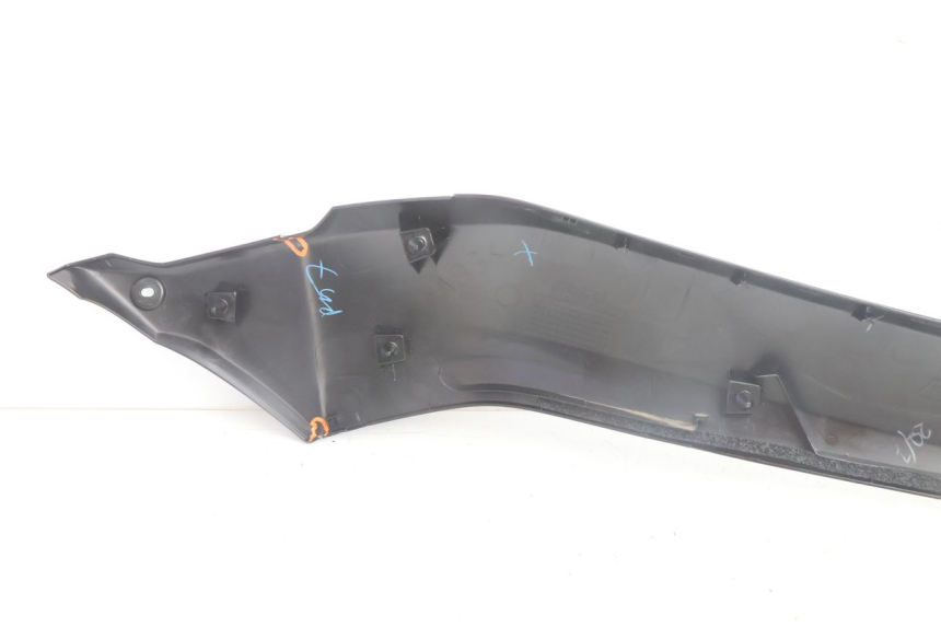photo de LEFT UNDERSEAT PANEL YAMAHA N-MAX NMAX 125 (2021 - 2024) - Surface and material condition