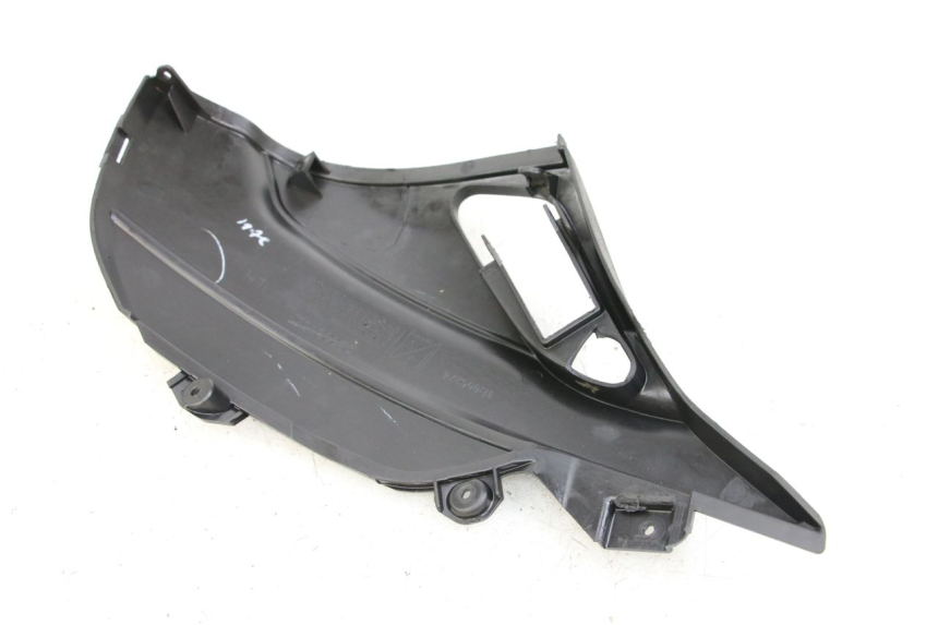 photo de LEFT UNDERSEAT COVER PIAGGIO NEW TYPHOON 50 (2018 - 2021) - Zoom on usage condition