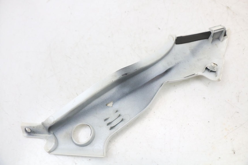 photo de LEFT UNDERSEAT PANEL MOTO GUZZI NORGE 8V GT 1200 (2011 - 2016) - Technical close-up