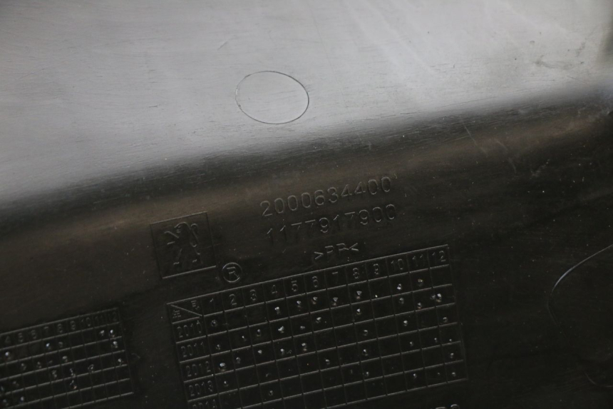 photo de LEFT UNDERSEAT PANEL PEUGEOT STREETZONE I 2T 50 (2018 - 2020) - Technical close-up