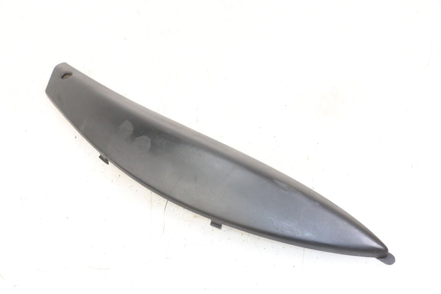 photo de LEFT UNDERSEAT PANEL PIAGGIO BEVERLY 125 (1998 - 2005) - Zoom on usage condition