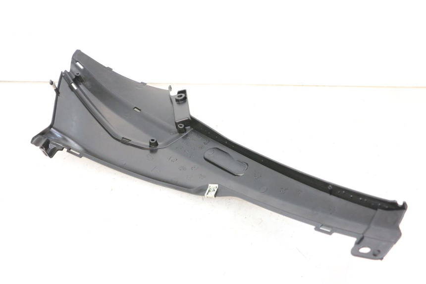 photo de LEFT UNDERSEAT PANEL PIAGGIO NRG POWER PUREJET 50 (2018 - 2021) - Zoom on usage condition