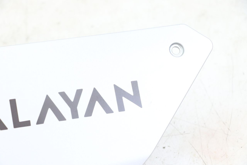 photo de LEFT UNDERSEAT PANEL ROYAL ENFIELD HYMALAYAN 410 (2016 - 2023) - Technical close-up