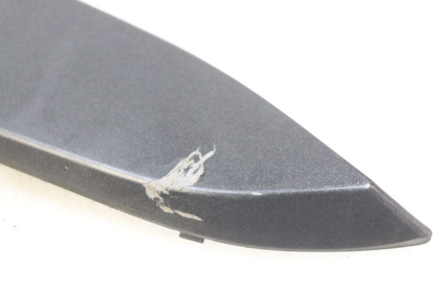 photo de LEFT UNDERSEAT COVER DAELIM S3 125 (2010 - 2017) - Zoom on usage condition