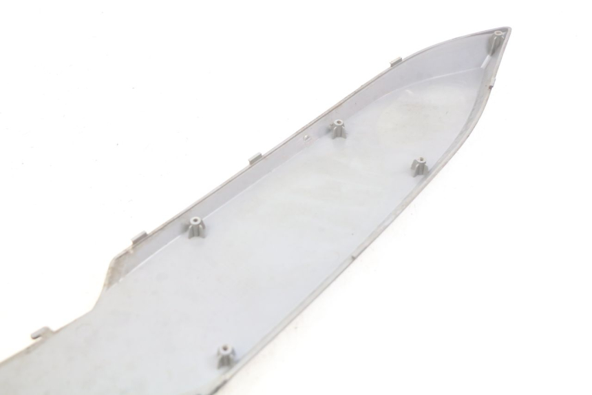 photo de LEFT UNDERSEAT COVER DAELIM S3 125 (2010 - 2017) - Technical close-up