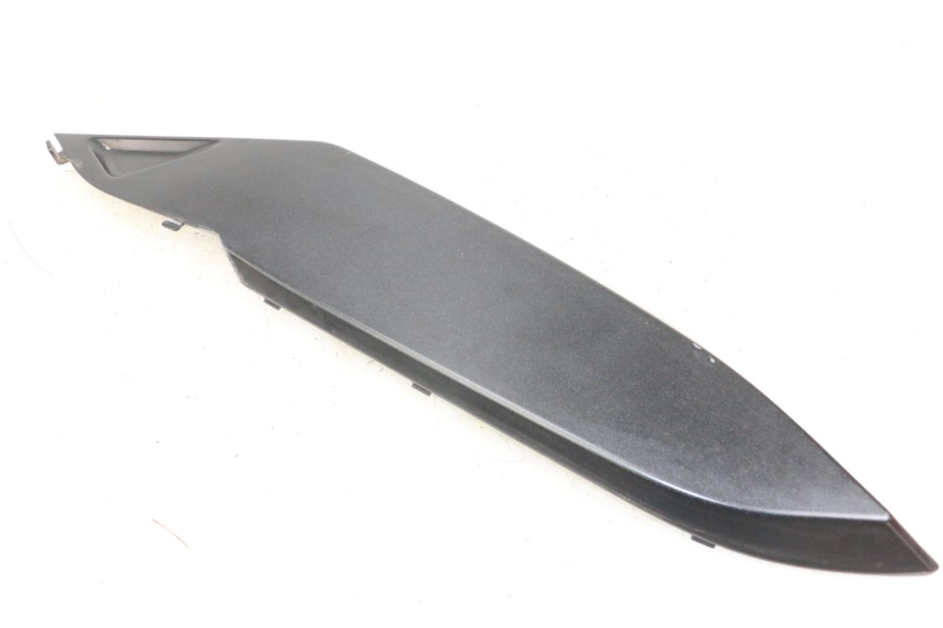 photo de LEFT UNDERSEAT COVER DAELIM S3 125 (2010 - 2017) - Zoom on usage condition