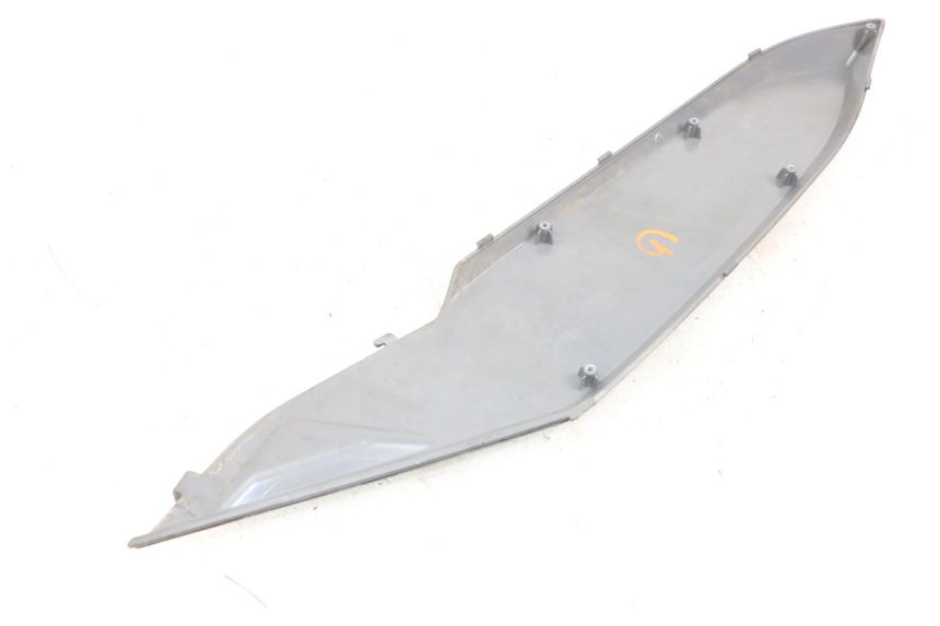 photo de LEFT UNDERSEAT COVER DAELIM S3 125 (2010 - 2017) - Technical close-up