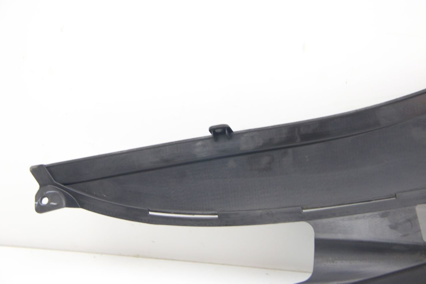 photo de LEFT UNDERSEAT COVER SUZUKI SIXTEEN 125 (2008 - 2010) - Component zoom