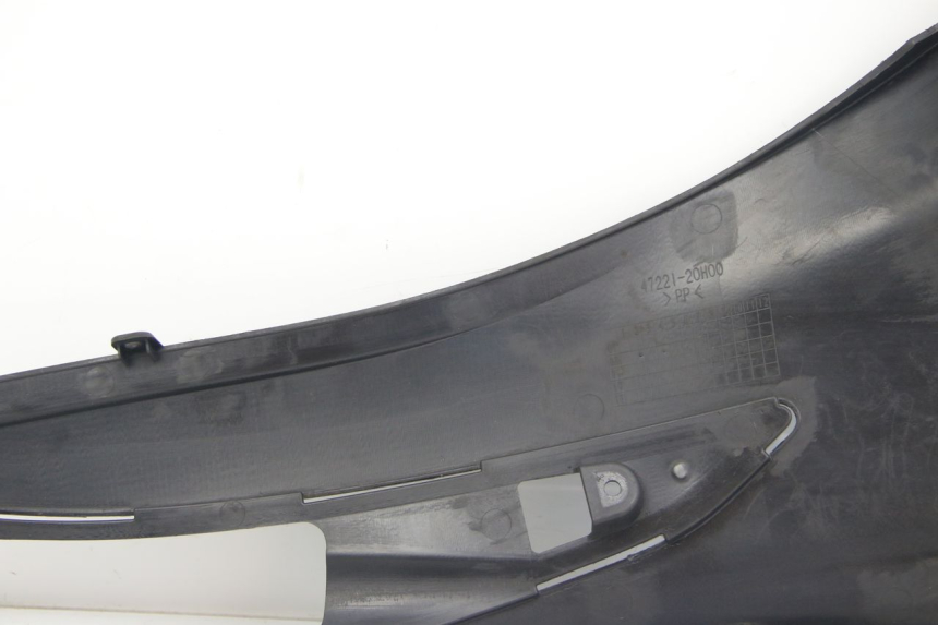 photo de LEFT UNDERSEAT COVER SUZUKI SIXTEEN 125 (2008 - 2010) - High-resolution close-up