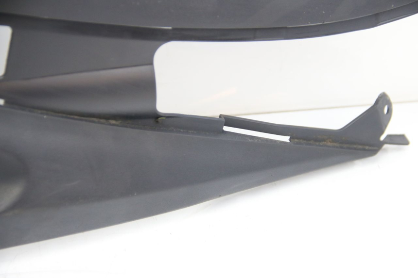 photo de LEFT UNDERSEAT COVER SUZUKI SIXTEEN 125 (2008 - 2010) - Alternative perspective