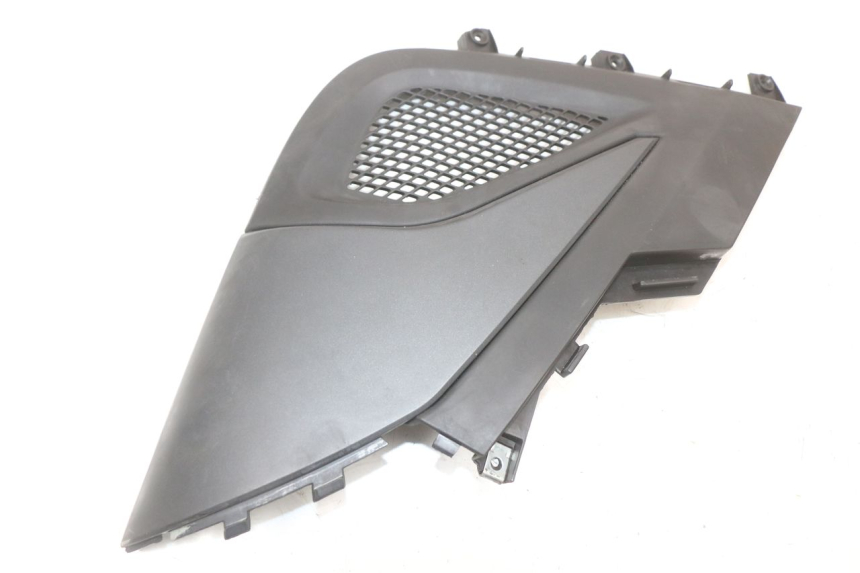 photo de LEFT UNDERSEAT PANEL KYMCO SUPER 8 4T 50 (2021 - 2024) - Zoom on usage condition