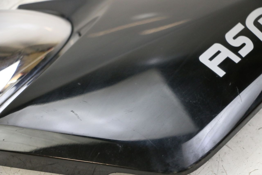 photo de LEFT UNDERSEAT COVER SUZUKI GSF S BANDIT 600 (2000 - 2004) - Technical close-up