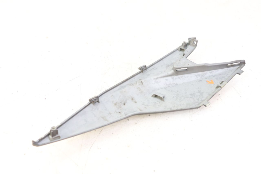 photo de LEFT UNDERSEAT COVER SYM JET 14 4T 50 (2018 - 2022) - Zoom on usage condition