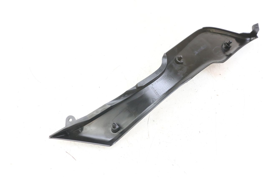 photo de LEFT UNDERSEAT COVER KAWASAKI VERSYS ABS 650 (2015 - 2018) - Zoom on usage condition