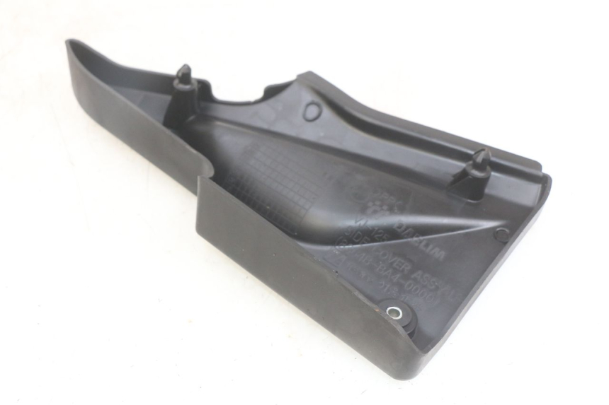 photo de LEFT UNDERSEAT COVER DAELIM VJ ROADWIN FI 125 (2008 - 2017) - Zoom on usage condition