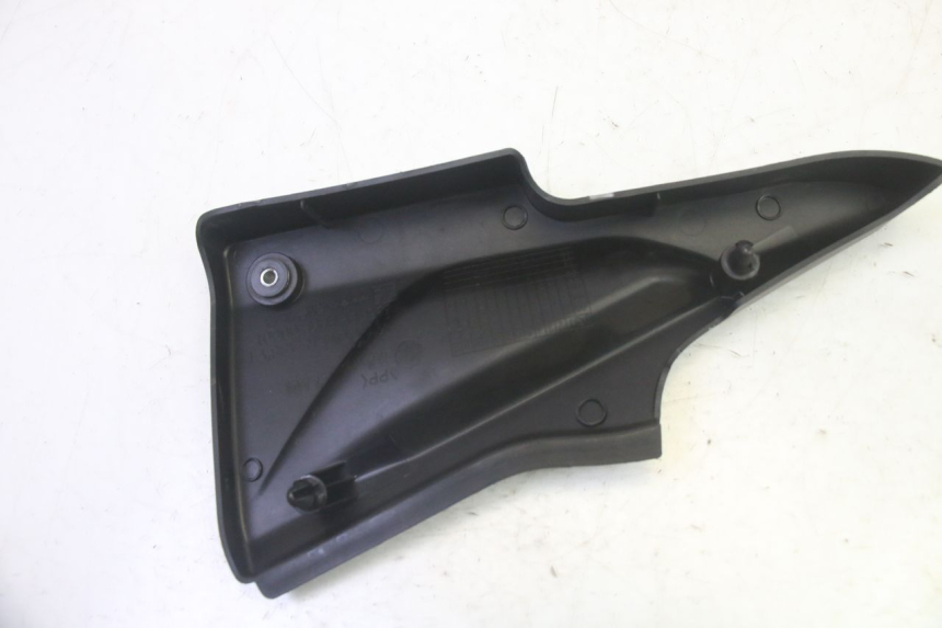 photo de LEFT UNDERSEAT COVER DAELIM VJ ROADWIN FI 125 (2008 - 2017) - Alternative perspective