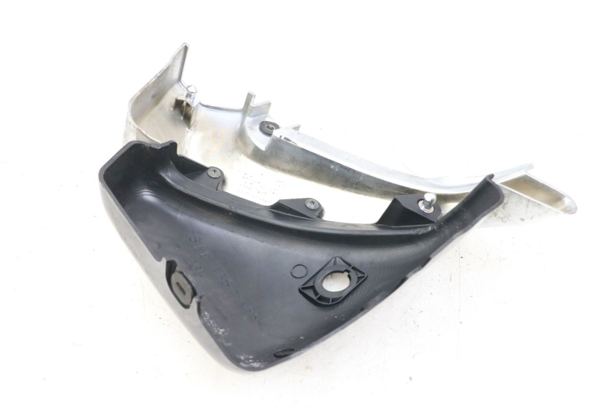 photo de LEFT UNDERSEAT PANEL SUZUKI VL INTRUDER 125 (2004 - 2007) - Zoom on usage condition
