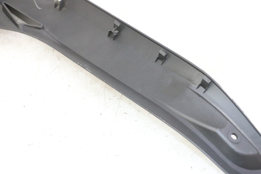 photo de LEFT UNDERSEAT COVER YAMAHA X-MAX XMAX 125 (2010 - 2013) - Zoom on usage condition