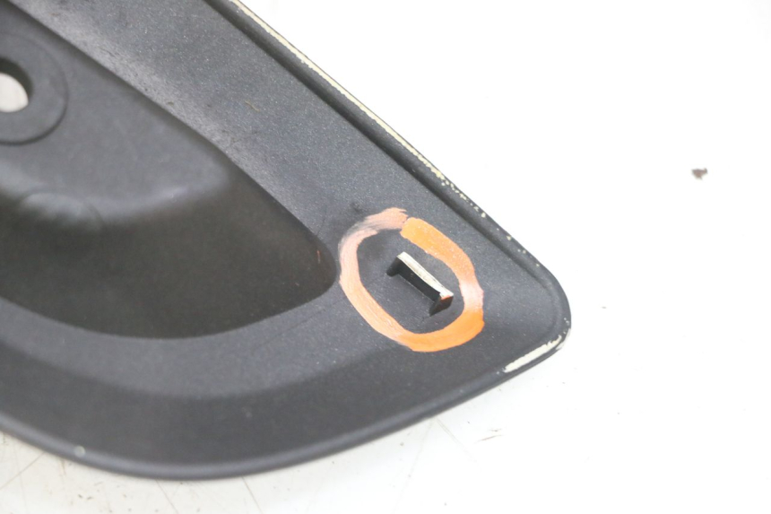 photo de LEFT UNDERSEAT COVER YAMAHA X-MAX XMAX 125 (2010 - 2013) - Alternative perspective