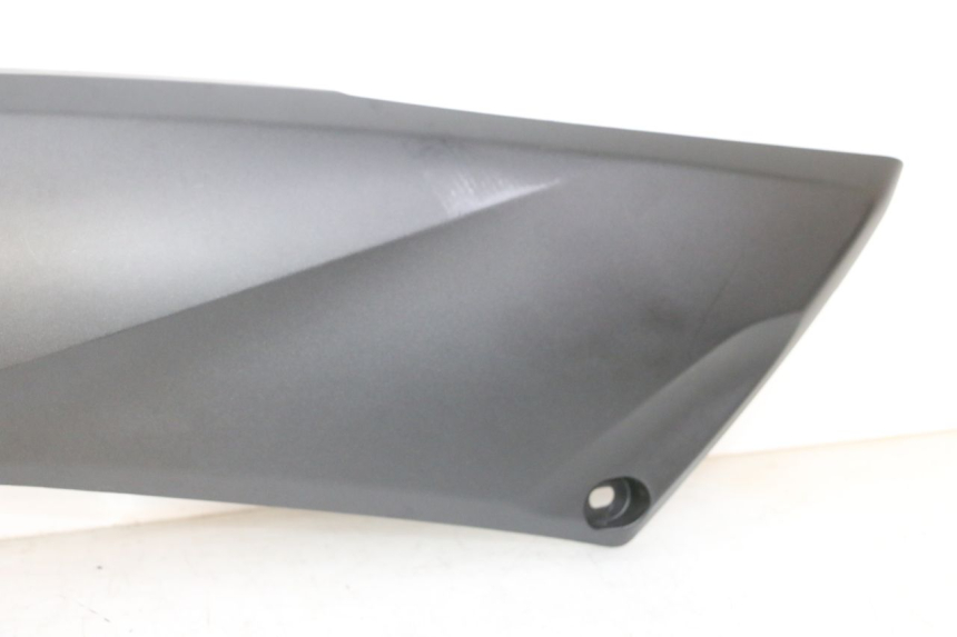photo de LEFT UNDERSEAT PANEL YAMAHA XMAX X-MAX 125 (2021 - 2025) - Focus on structure