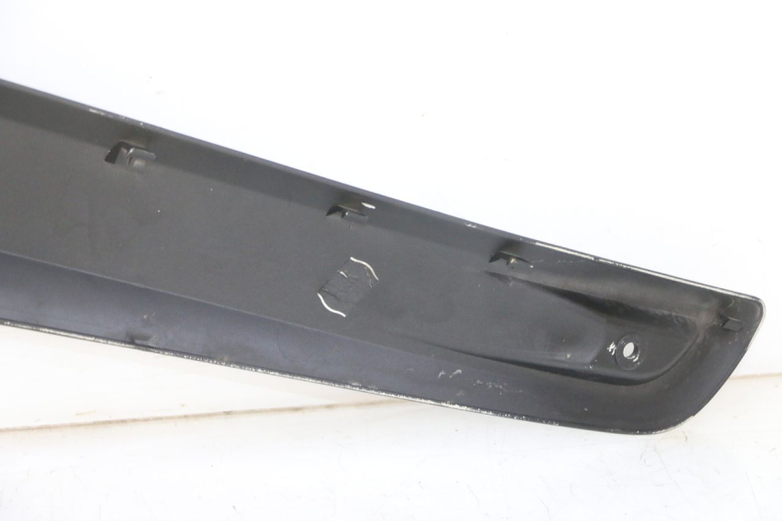 photo de LEFT UNDERSEAT COVER YAMAHA X-MAX XMAX 125 (2010 - 2013) - Surface and material condition