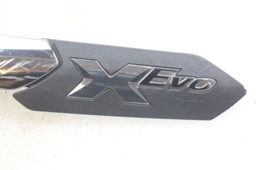 photo de LEFT UNDERSEAT COVER PIAGGIO XEVO - X EVO 125 (2007 - 2017) - Fixing points details